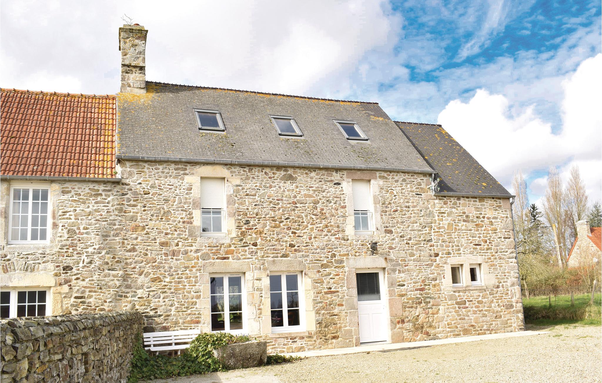 Nice home in Quettehou with 4 Bedrooms and WiFi