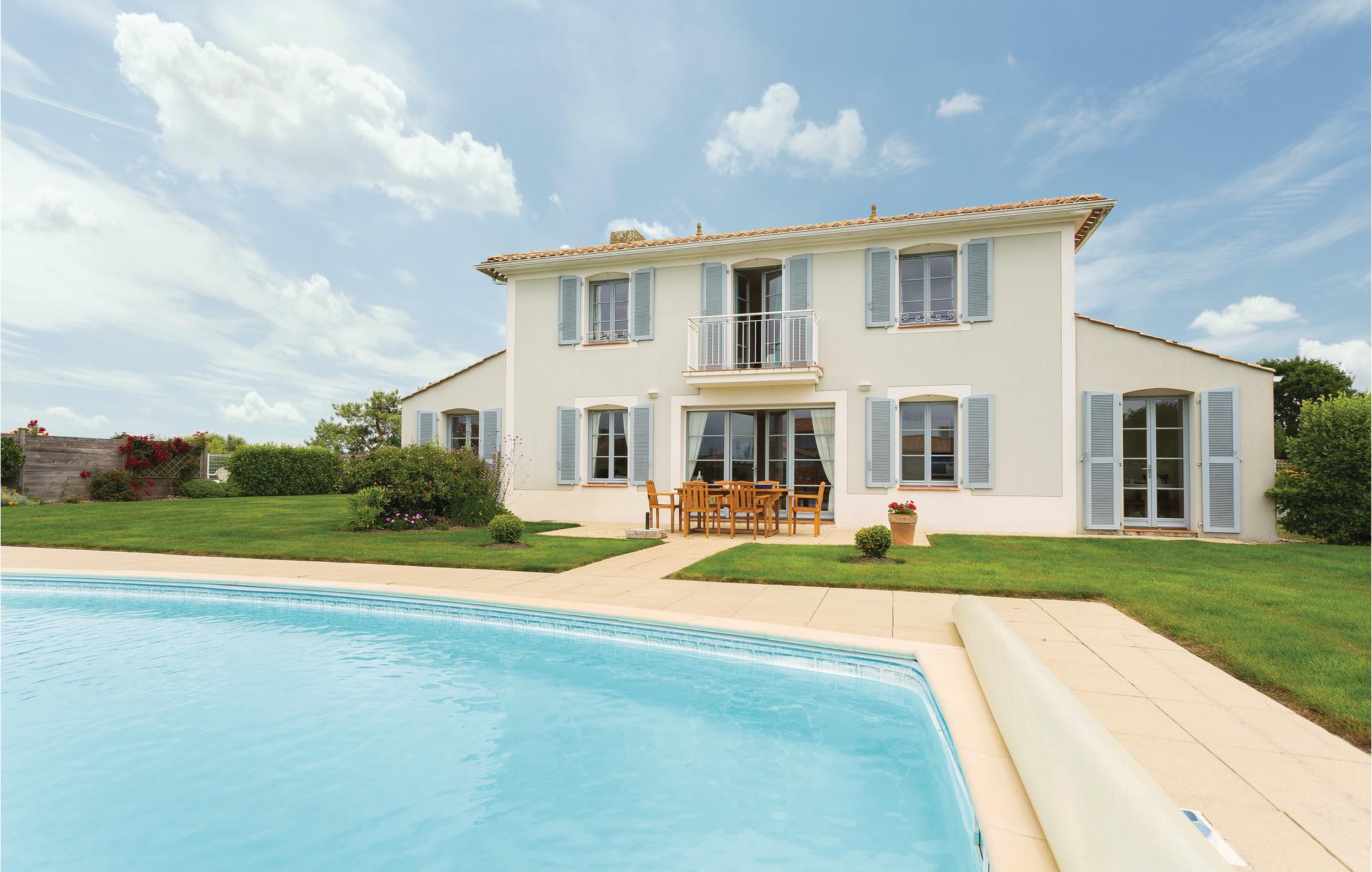 Nice home in L'Aiguillon Sur Vie with 4 Bedrooms and Outdoor swimming pool