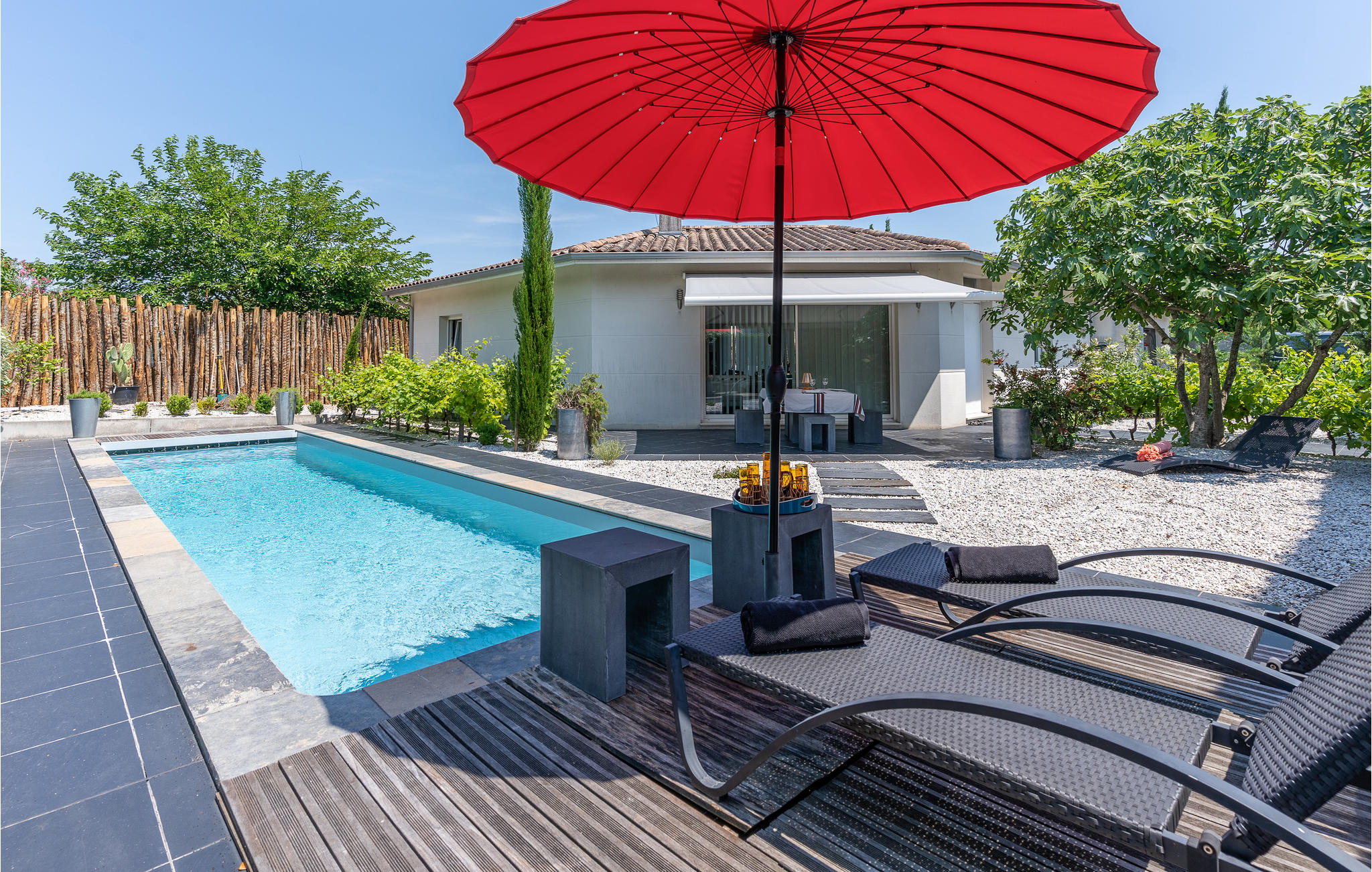 Nice home in Bordeaux with Outdoor swimming pool, WiFi and 2 Bedrooms