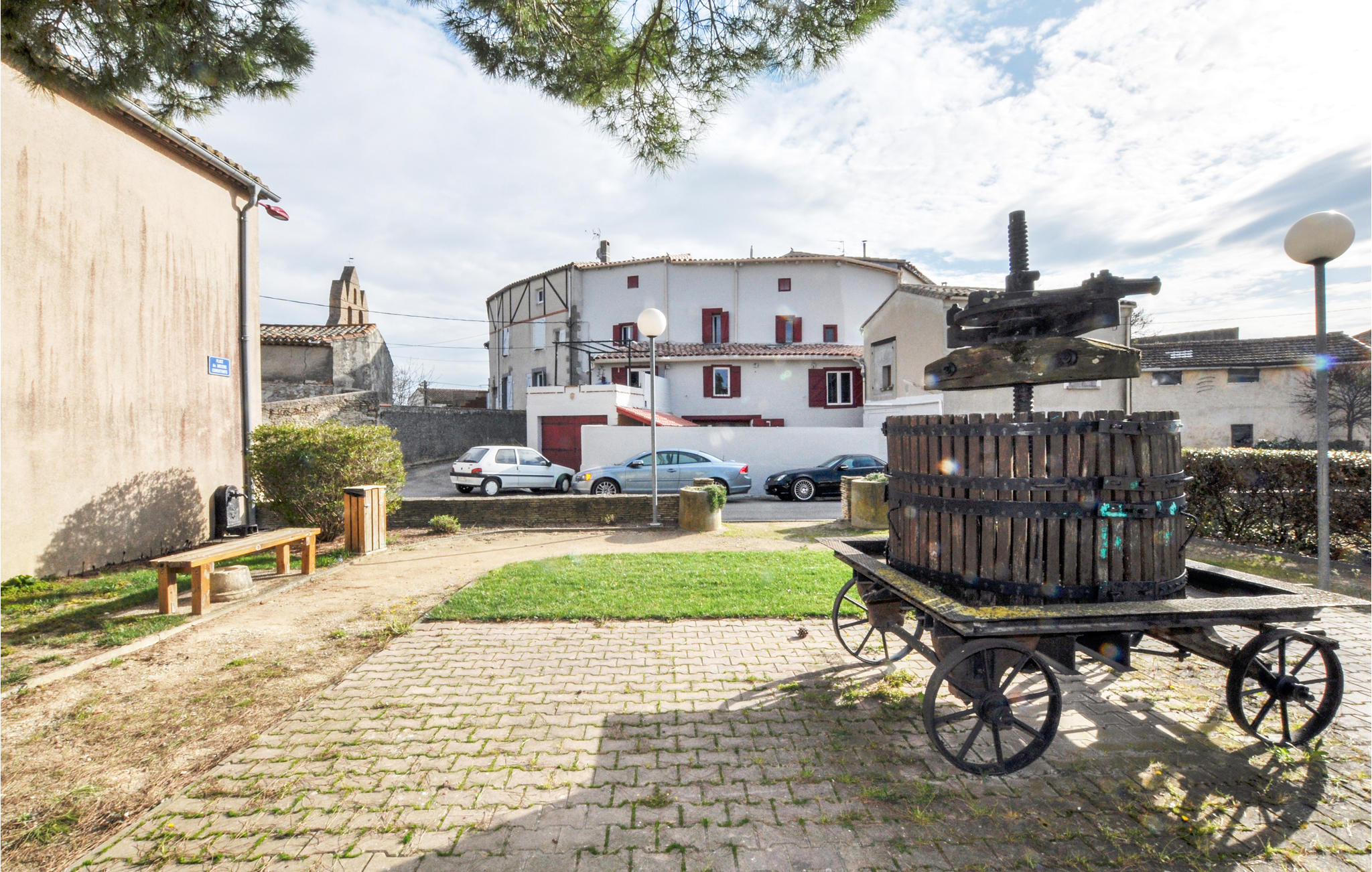 Stunning apartment in Villeneuve-lès-Montréa with WiFi and 1 Bedrooms