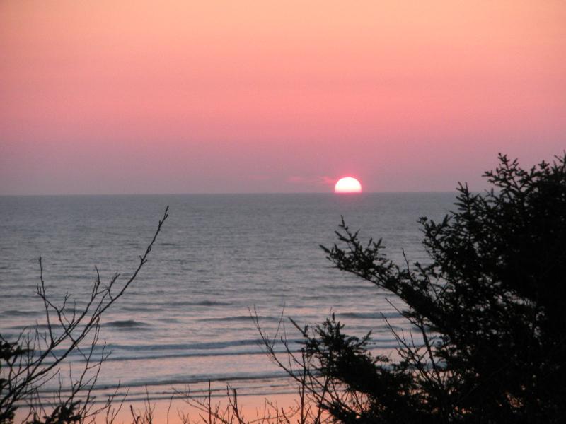 Coastal Breeze Ocean Views - Rest, Relax & Unwind
