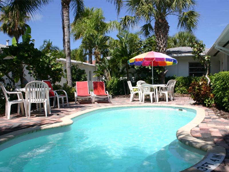 Banana Breeze/Lazy Lemon Cottage-2 heated Pools, Clearwater Beach,Gulf of Mexico