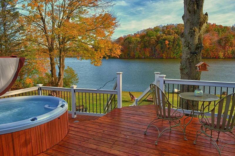 Kick back and enjoy the Hocking Hills with this lakefront property!
