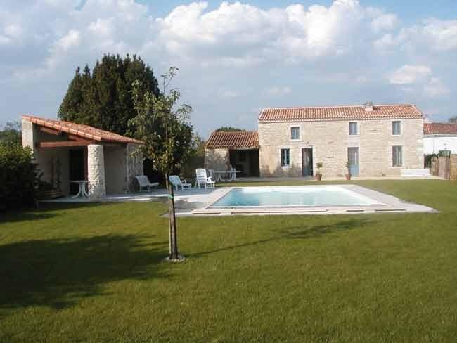 Baude cottage for 8 and pool in south Vendée