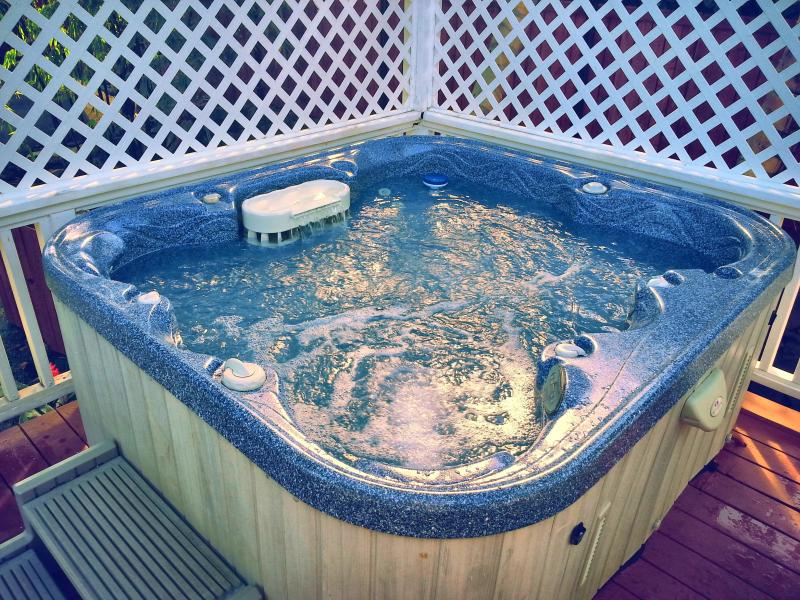 Best Location! Amazing Beach! 60+ 5 Star Reviews! Hot Tub, AC, 4 Bikes, 55" TV