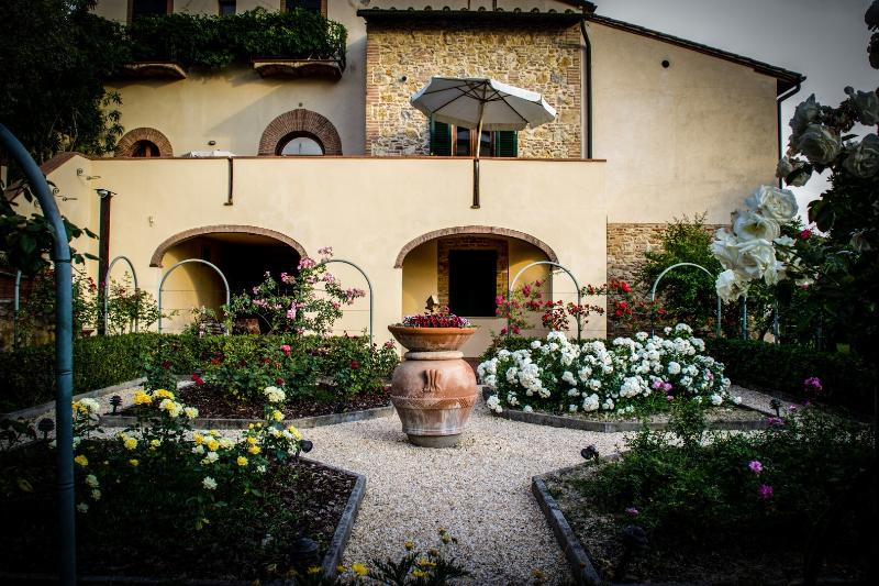 3 bedroom farmhouse in the picturesque Tuscan hills boasting private pool, terrace and garden, sleeps 6