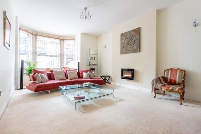 ✩ Spacious City Centre Apartment ✩ | Free Garage Parking | Garden