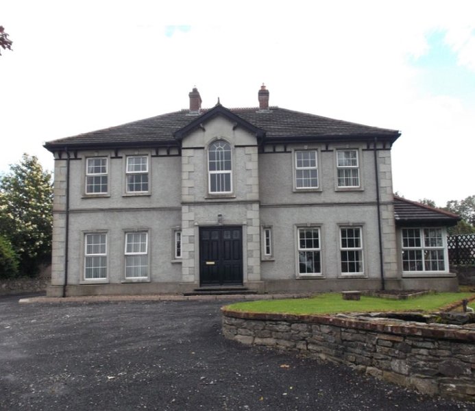ROOMS for rent in Country Home, with dog kennels