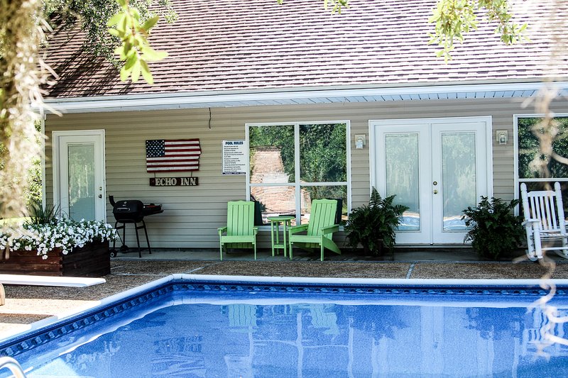 Beautiful country cottage with a pool! Close to everything!