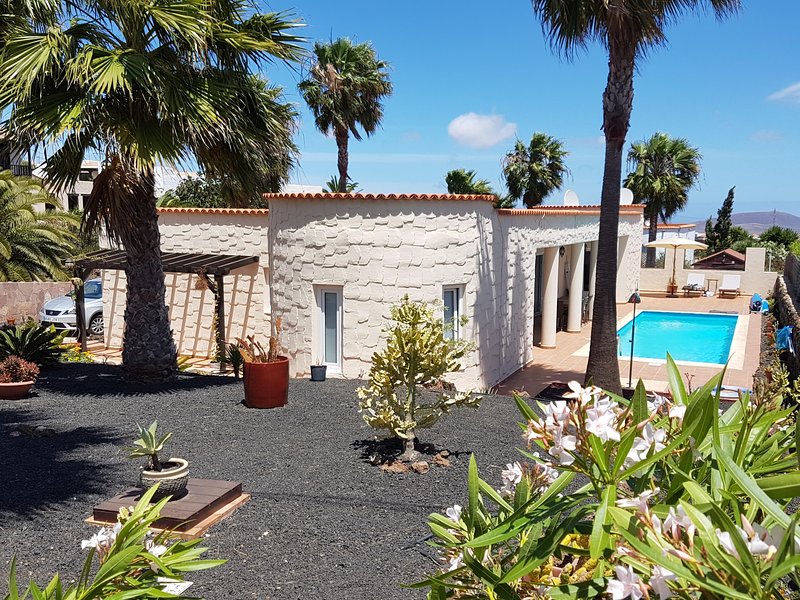 Stunning 4 bed Villa with 10 m pool and beautiful Gardens in a quiet location