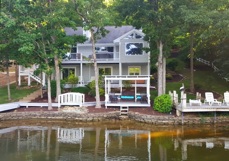 Luxurious Lakefront Home on Horseshoe Bend