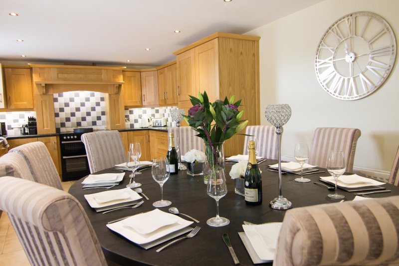 Luxury House With BBQ Hut - Sleeps Upto 10 People
