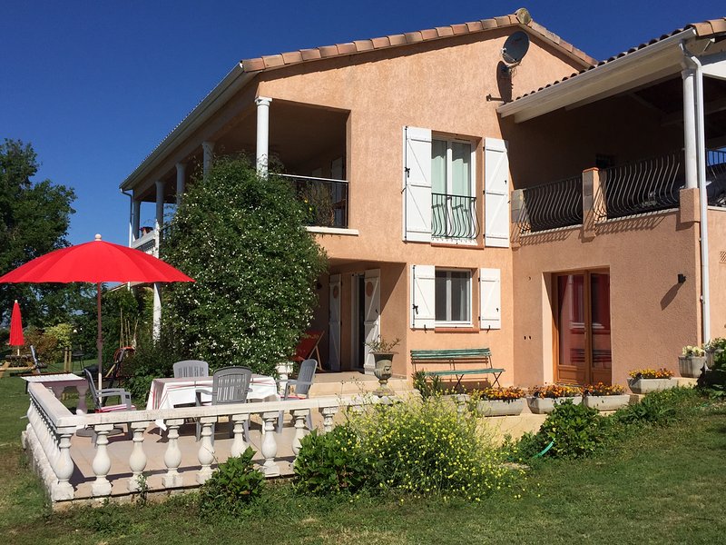 Gite with view of Pyrenees, 5 min. To the lake and the village Carla Bayle
