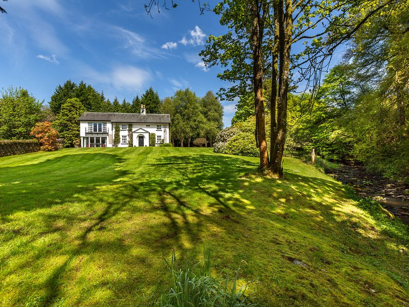 Perfect property for family & friend reunions. Stunning interior, amazing garden