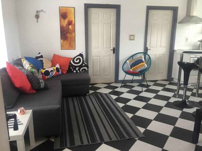  Two-Bedroom Suite Two Minutes From Town, 7km to beaches. 