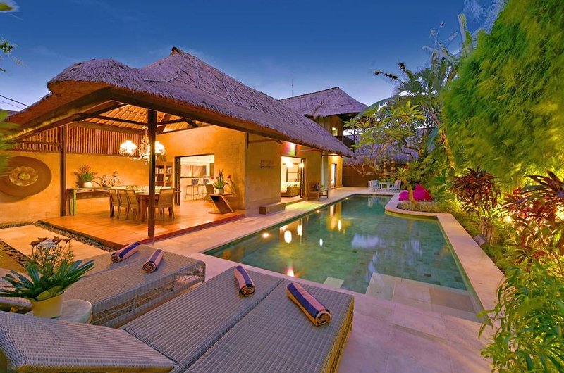 4 BEDROOM LUXURY BALI VILLA - SLEEPS 8-9 - SALT WATER POOL - CENTRAL SEMINYAK