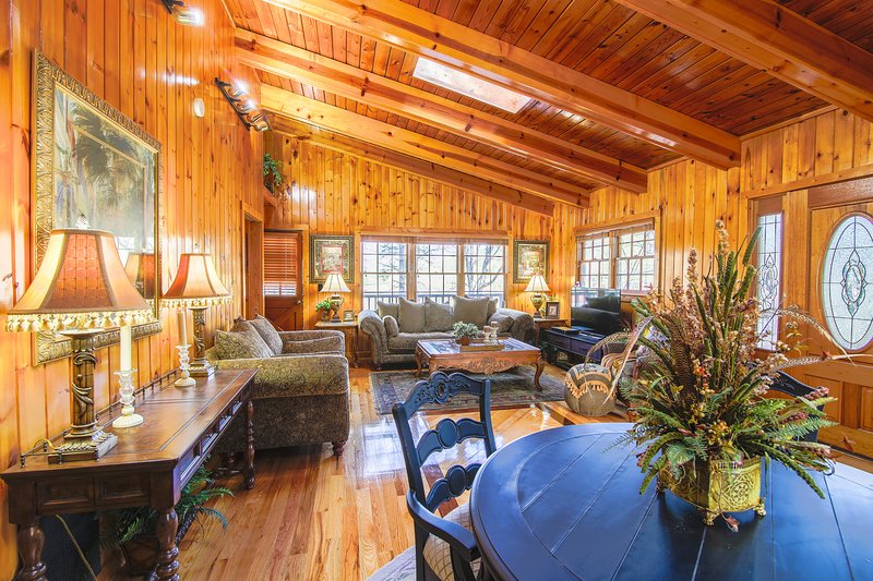 Gorgeous Cabin, FREE Wi-Fi, No Car Needed, 90 SECOND WALK TO DOWNTOWN!!!