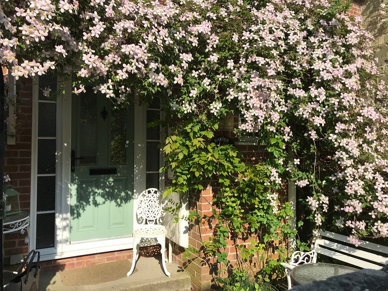 Boutique Cottage set in private courtyard with off street parking