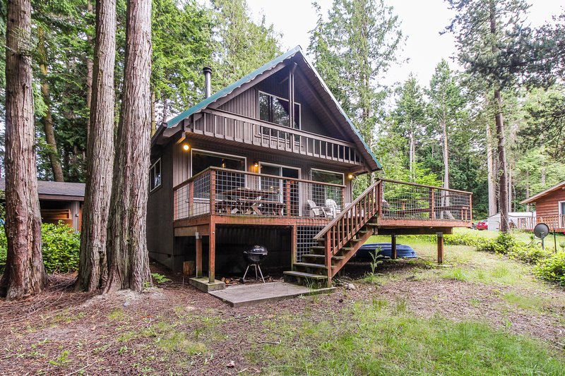 Cozy & quiet cabin w/ natural beauty close to all the sights of southern Lopez!