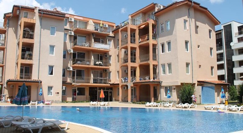 2 Bed Apartment with Roof Terrace, 10 minute walk to beach and night life
