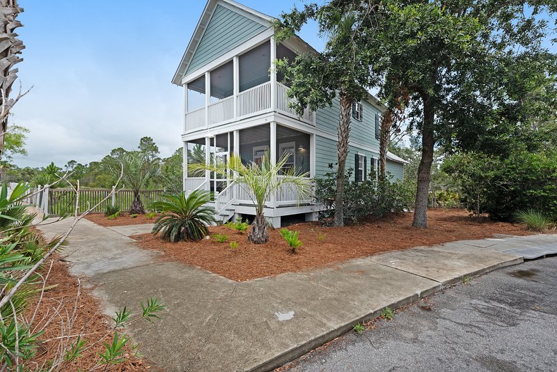 Cozy, colorful cottage w/ shared hot tub and gym - close to the beach!