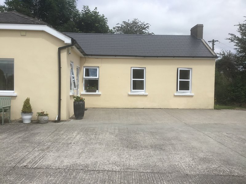 Traditional LAKESIDE Farmhouse cottage 3 Bedrooms