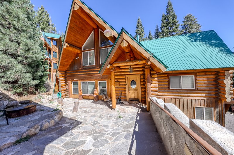 Family-sized cabin with deck, close to Huntington Lake and China Peak!