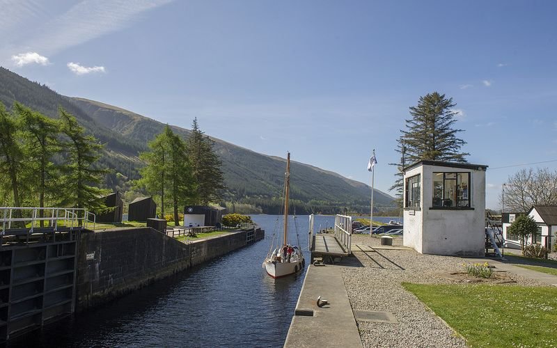Braw (Camping Bothy) - Sitting next to the canal with breathtaking views down Lo