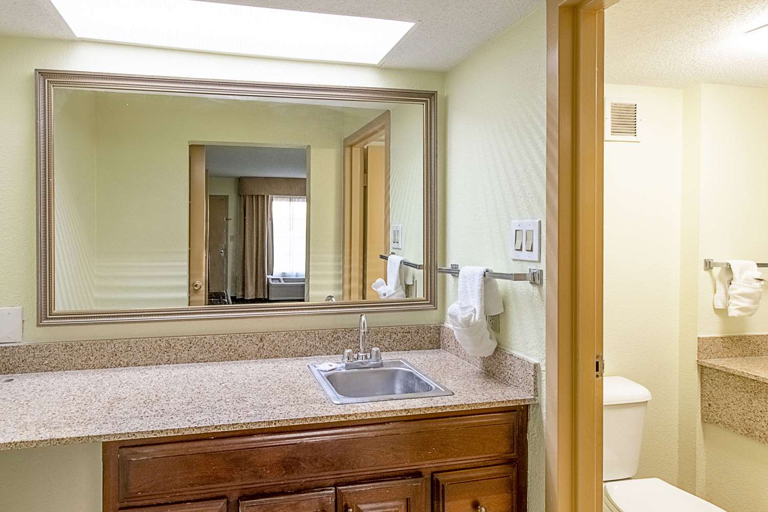 CLARION INN COLUMBIA AIRPORT