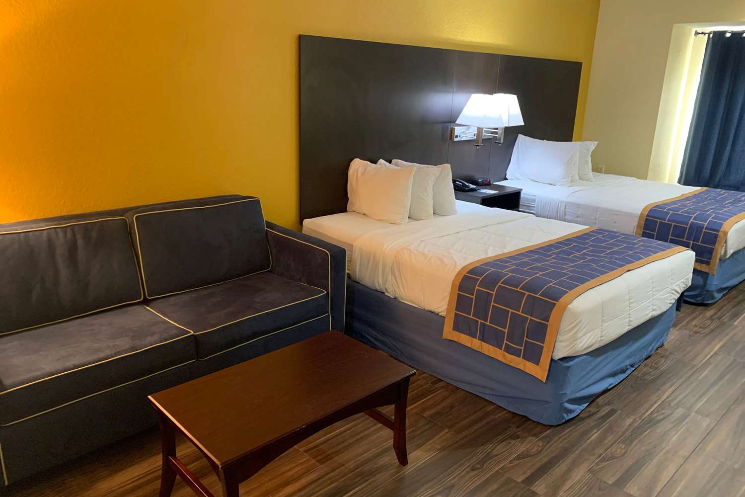 DAYS INN & SUITES BY WYNDHAM TAMPA