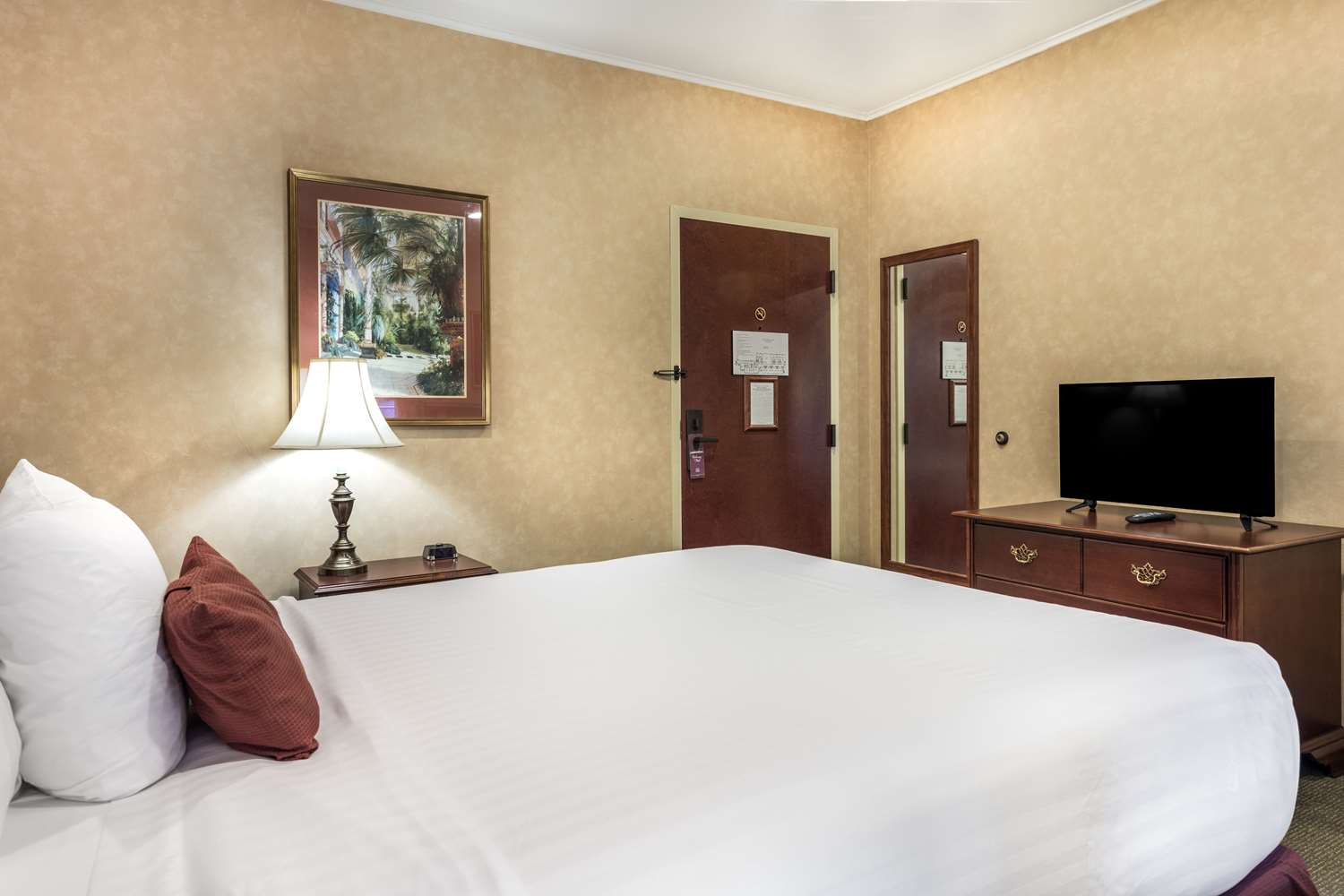 TRADITIONS HOTEL AND SPA ASCEND HOT