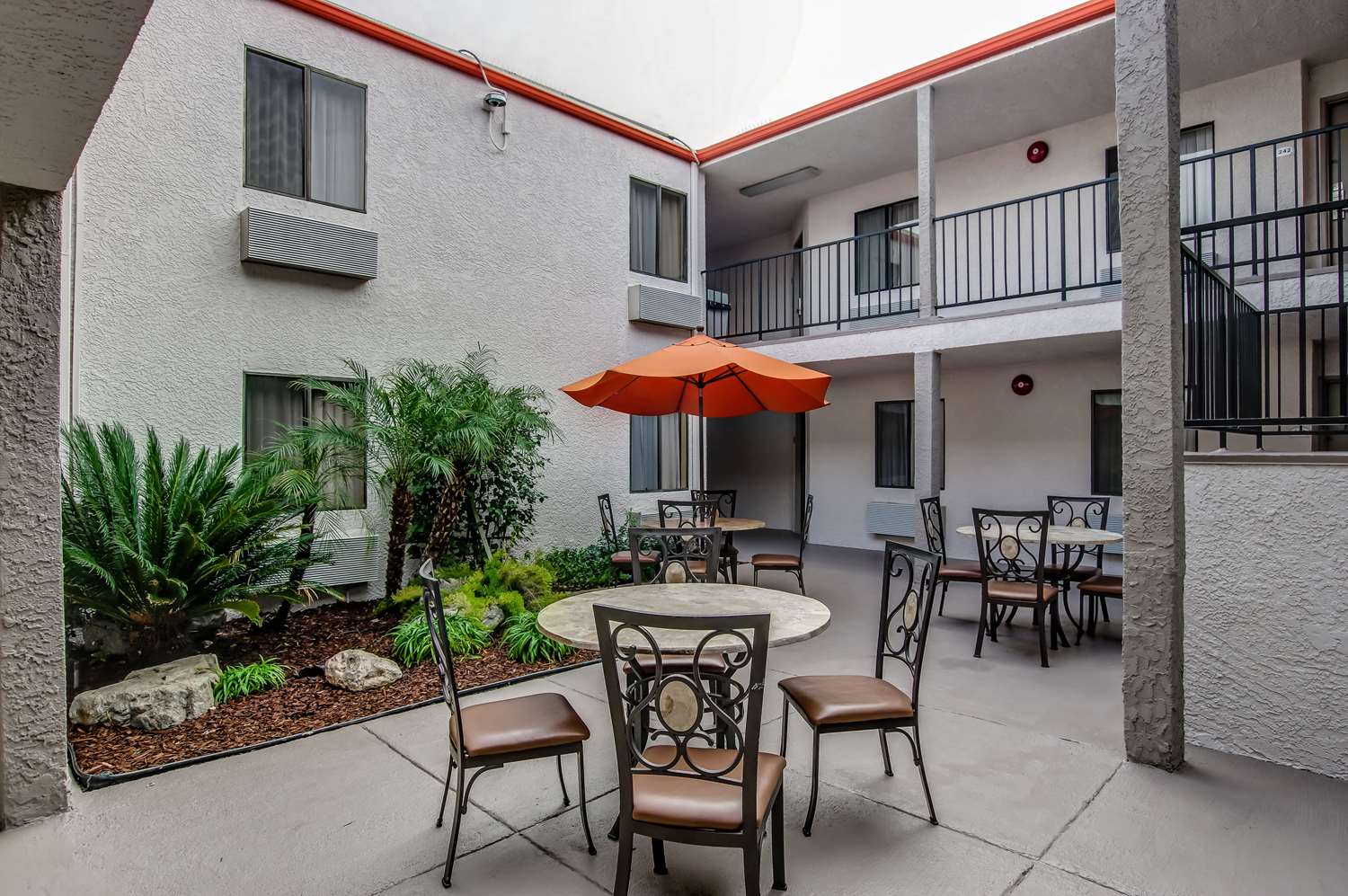 HOJO SUITES RESEDA