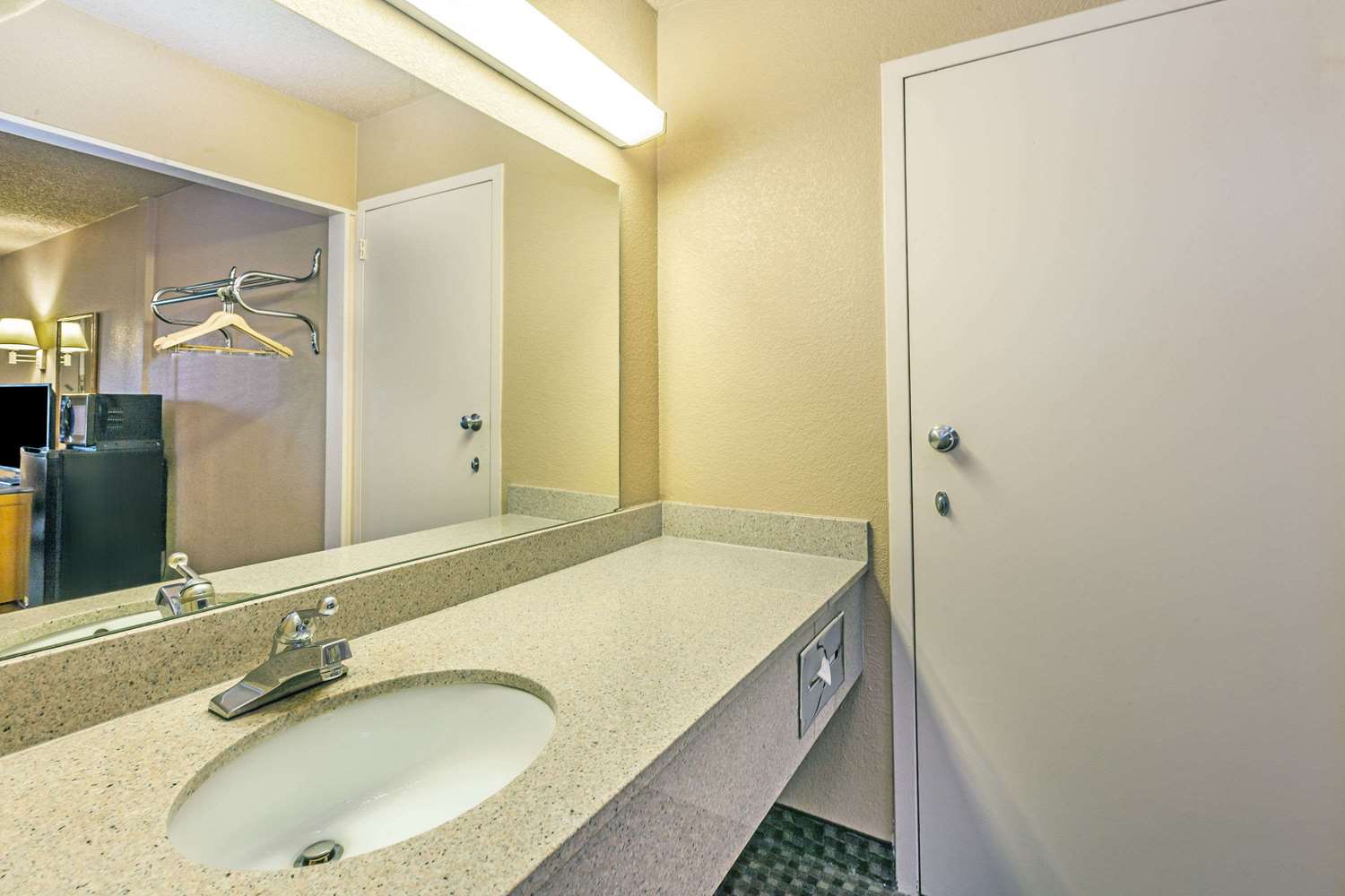 HIGH COUNTRY MOTOR LODGE
