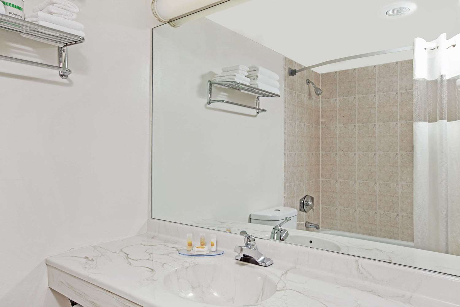 Days Hotel by Wyndham East Brunswick Conference Center