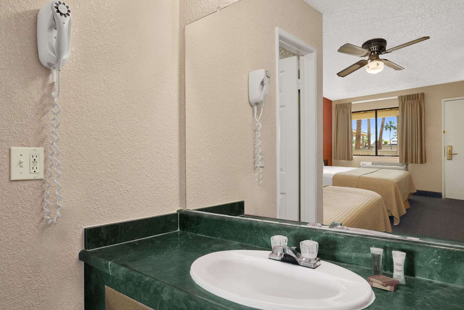 Super 8 by Wyndham El Centro