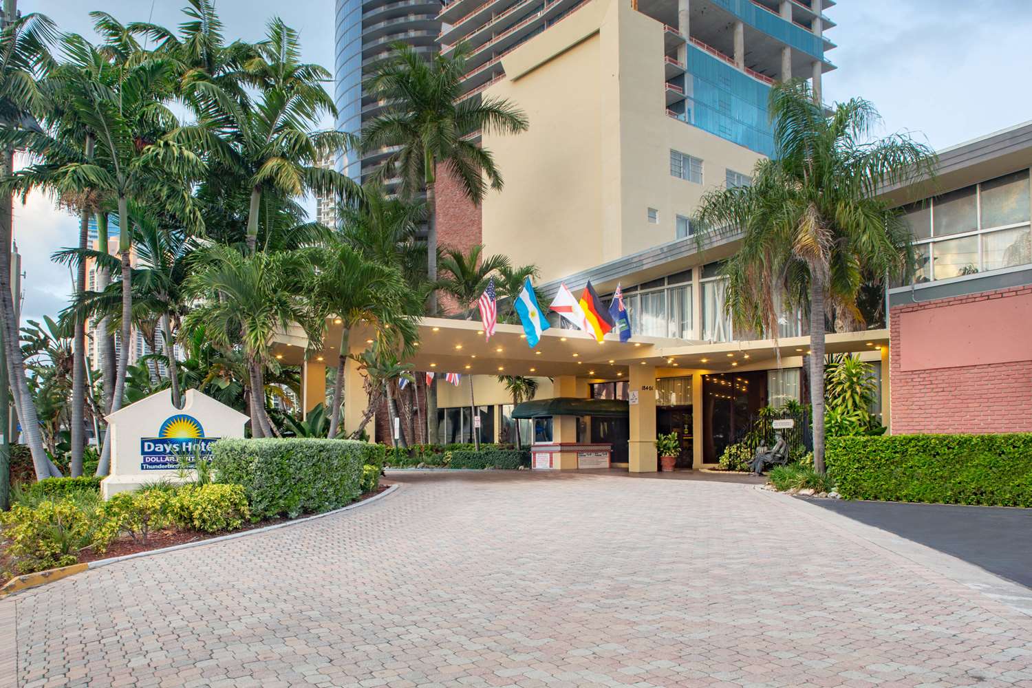 Days Hotel by Wyndham Thunderbird Beach Resort