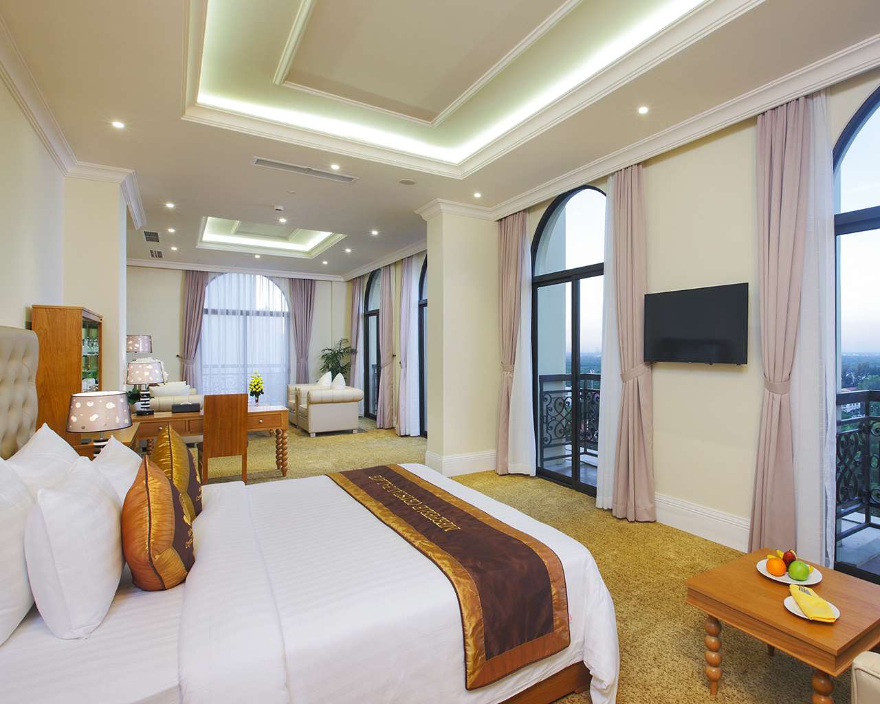 CRYSTAL PALACE HOTEL