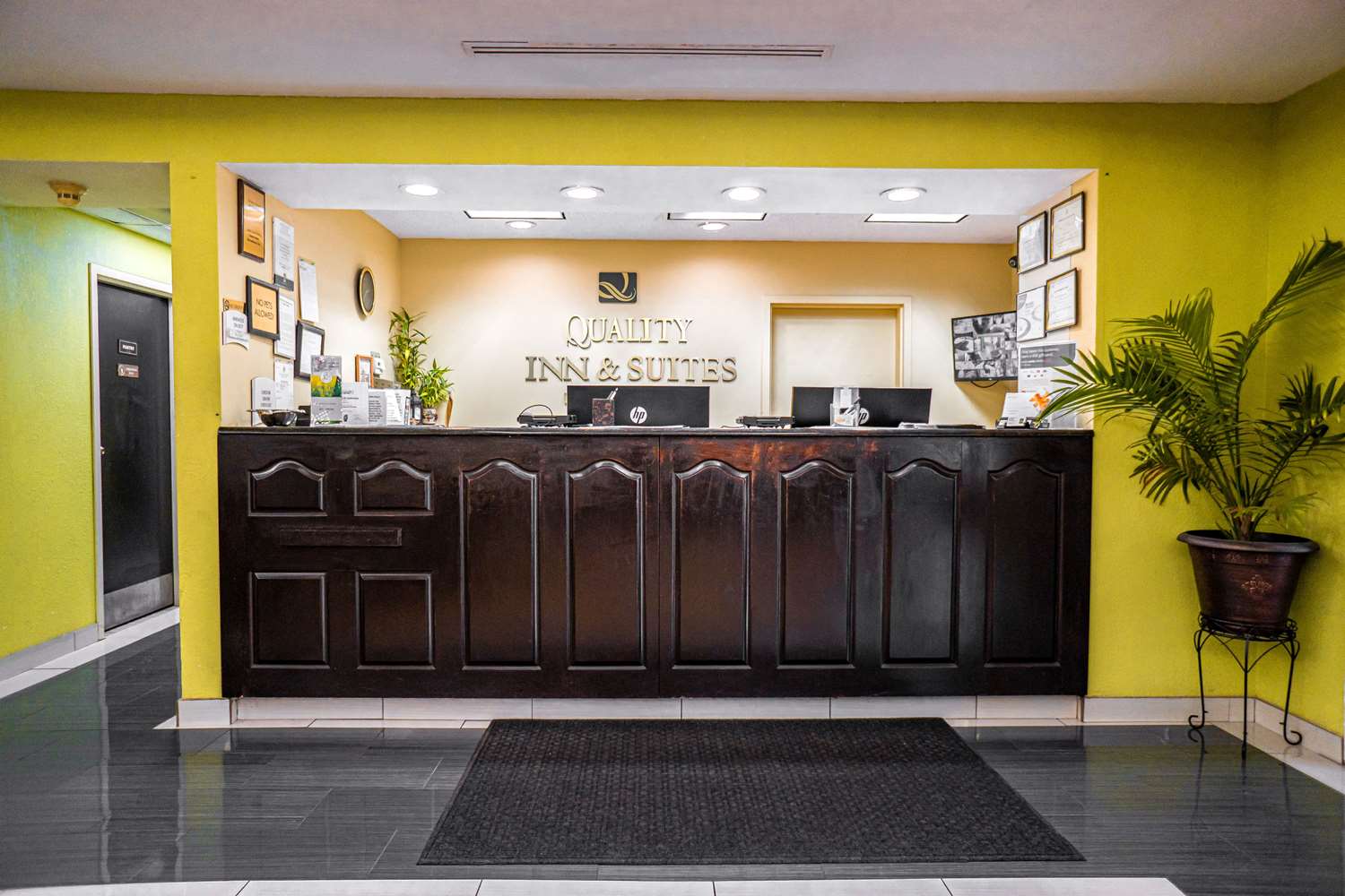 QUALITY INN AND SUITES NEAR SIX FLA