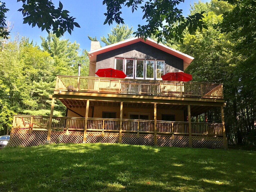 8 Bedrooms Mountain Retreat, Sleeps 18! Located Between Hunter And Windham Mtn.