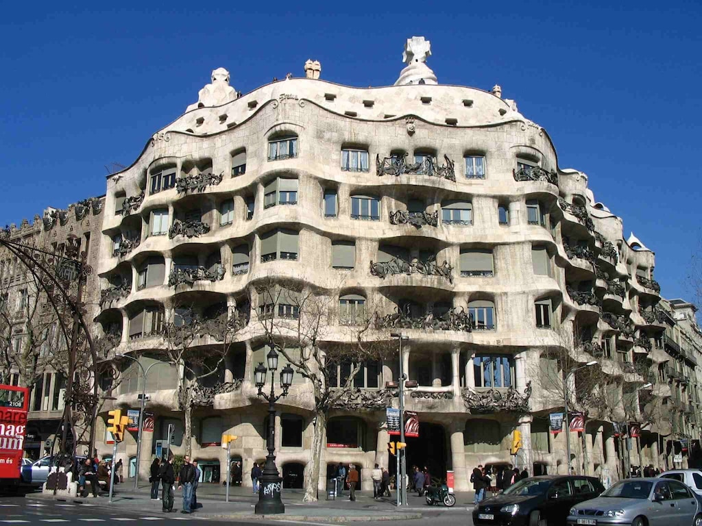 Close Gaudi, Gracia equipped apartment, Barcelona, WIFI, balcony, AC & elevator