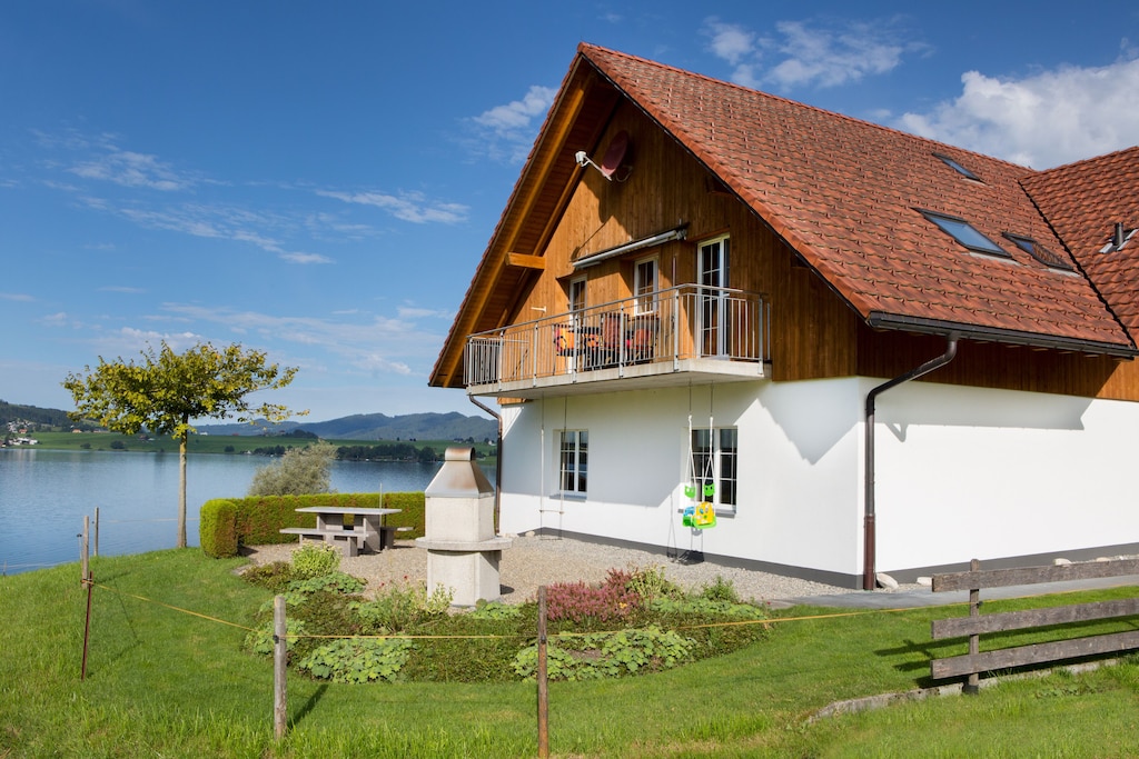 Comfortable apartment embedded between lake and mountains