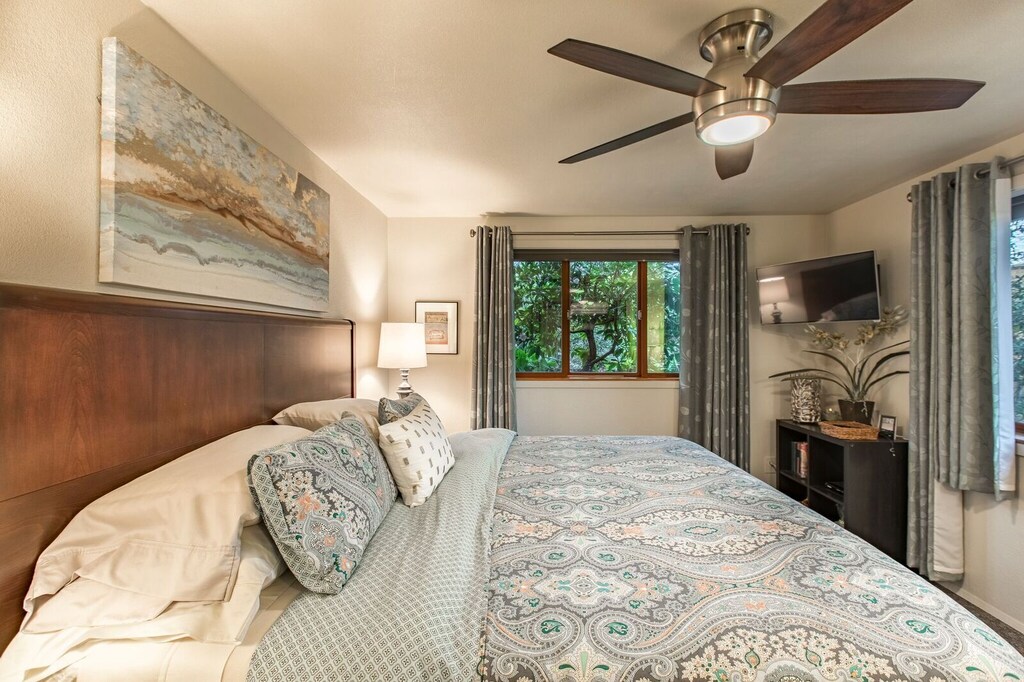 Garden Sanctuary apartment in friendly neighborhood close to downtown activities