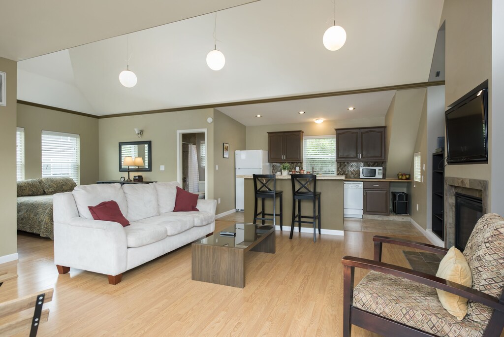 Spacious Studio Apartment Minutes from Downtown, Private Parking 