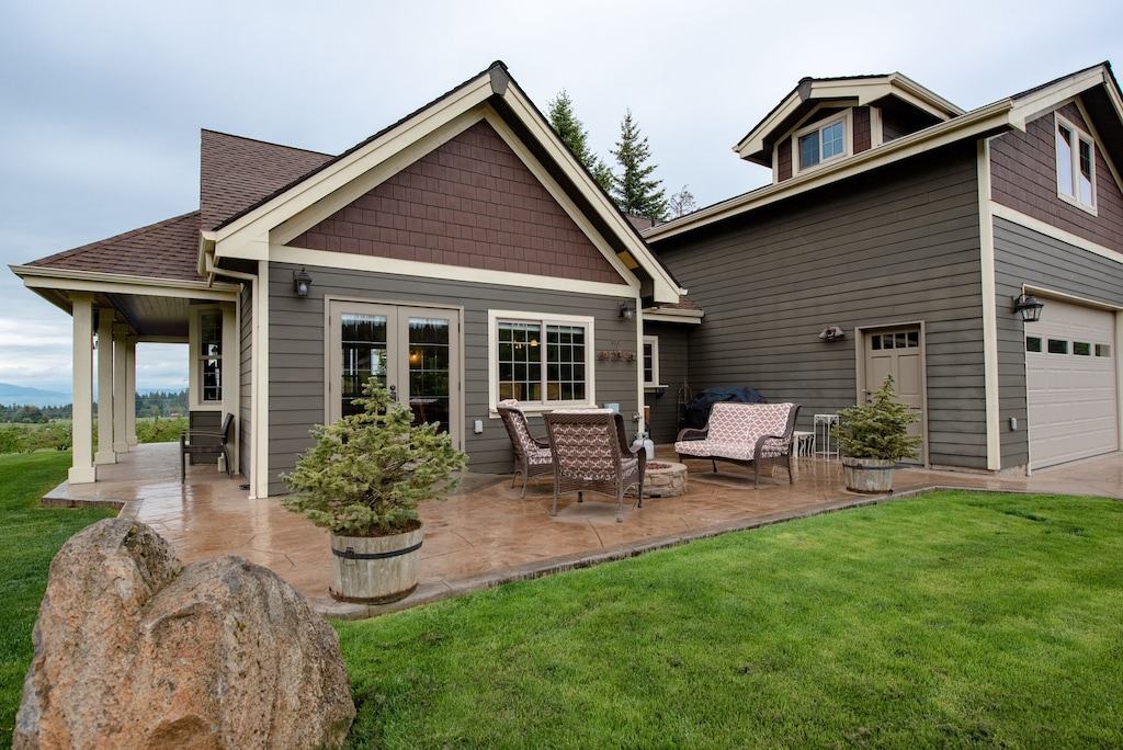 Beautiful house plus private apartment, just 6 miles from Hood River!