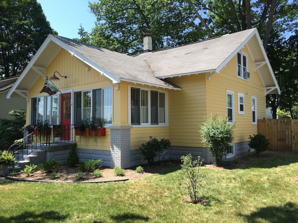 Walk Everywhere - Now booking Winter 2020 Summer/Fall 2021 - SUTTONS BAY IN TOWN