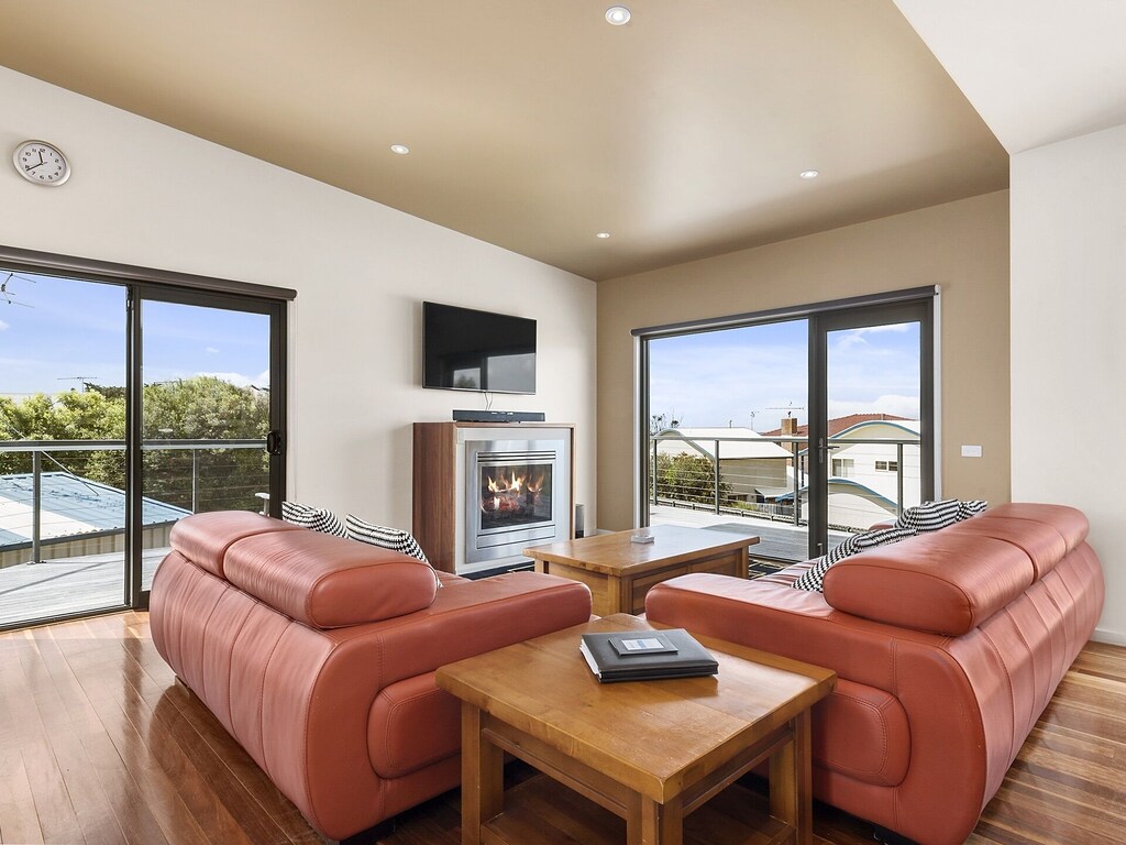 Apollo's - A funky, modern fit out, ocean views & walk to the beach