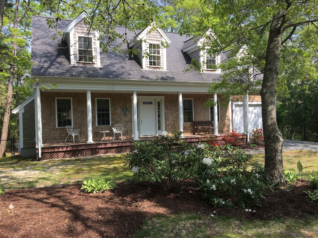 Lakefront, Dog Friendly, 4+ Bedroom Home!  Close to Town, Beaches & Shopping