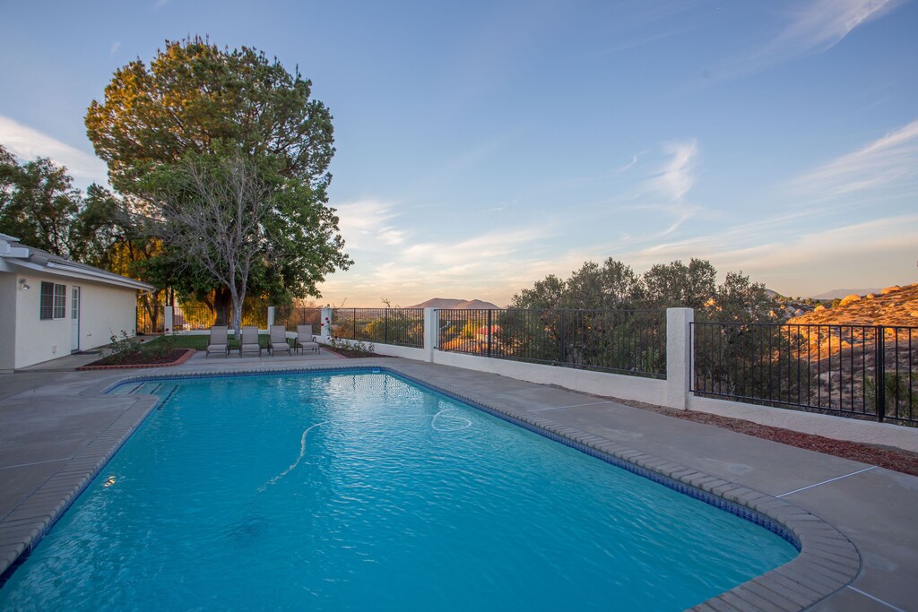 Close to all wineries, paved roads, pool, spa, views! Easy to get around!!