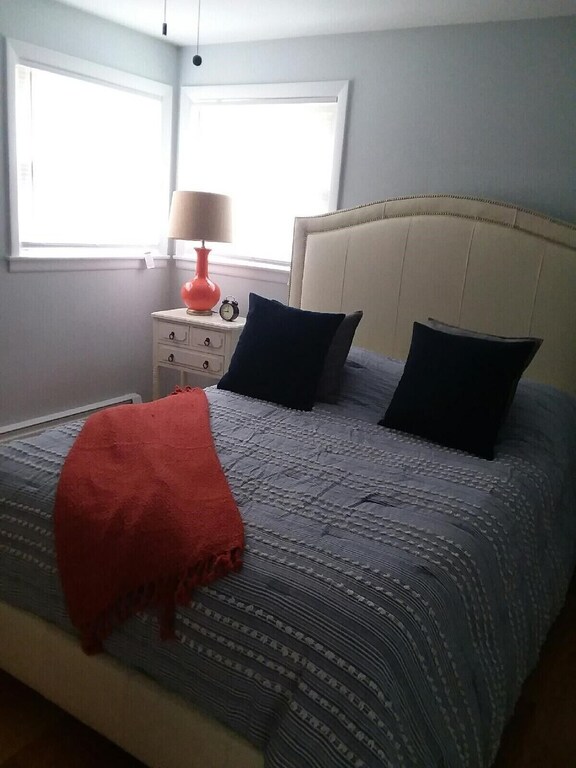 You'll love! Spacious, clean, remodeled, 2 bedroom, parking, coin W/D, linens