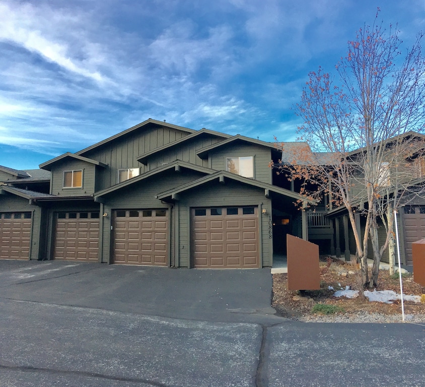 Great location, right off Hwy 80; central to N. Tahoe ski resorts & golf course